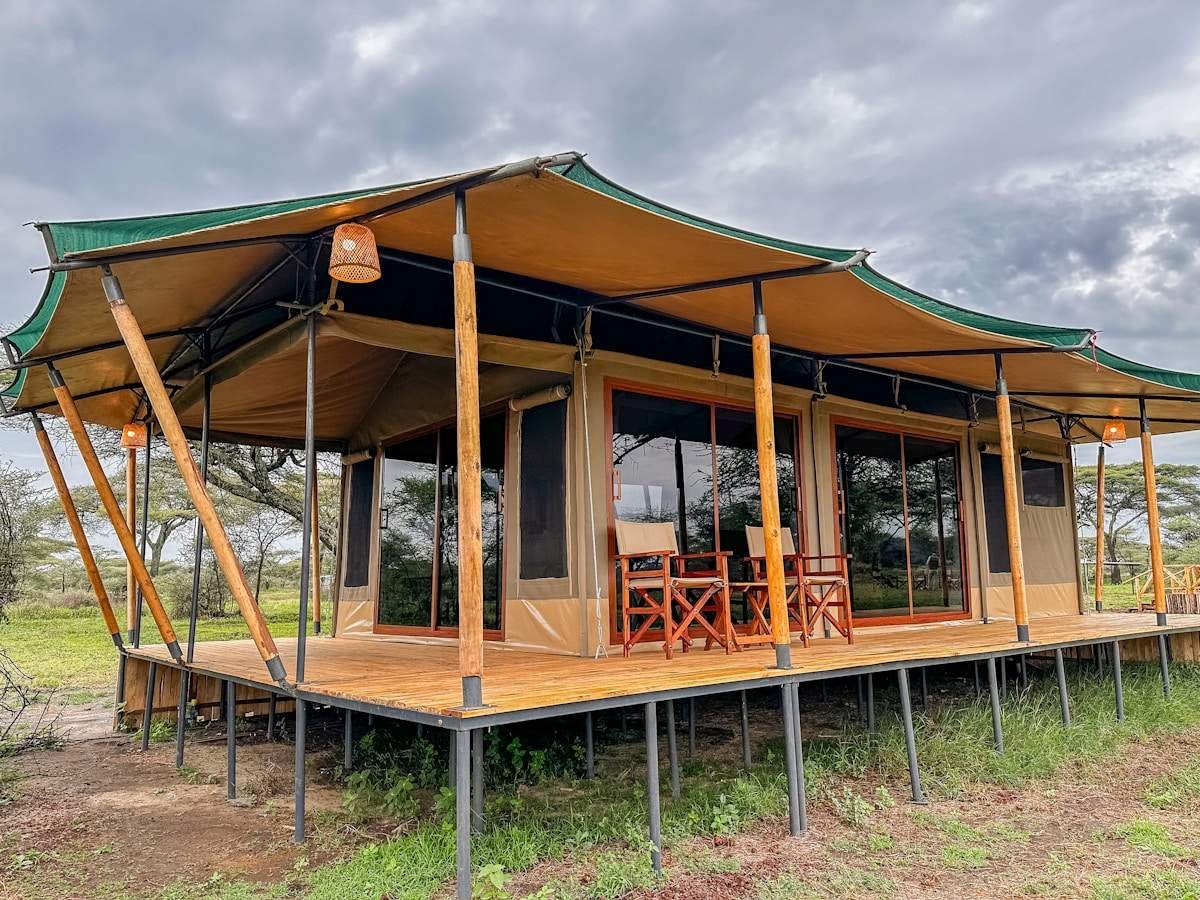 Luxus-Safari-Zelt auf einer erhöhten Holzterrasse im Ngorongoro-Schutzgebiet, Tansania