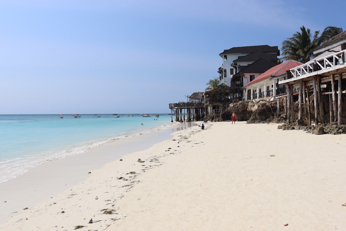 Pwani ya mchanga mweupe na maji ya bluu ya Bahari Hindi Zanzibar, Tanzania